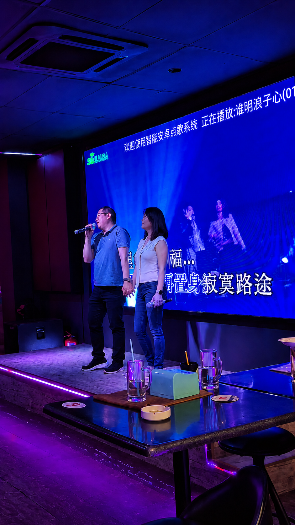 Wonderful 9 店内客人在大屏幕前唱歌